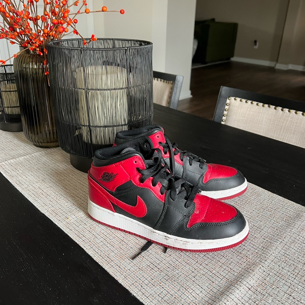 Jordan mids banned (2020) size 5.5 Y